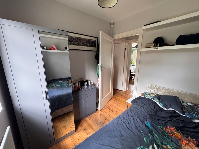 Room Ealing Village in Greater London