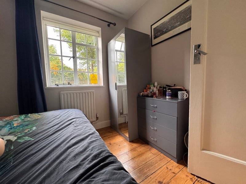 Room Ealing Village in Greater London