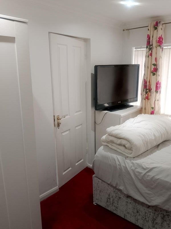 Room St Christopher's Drive in Huyton