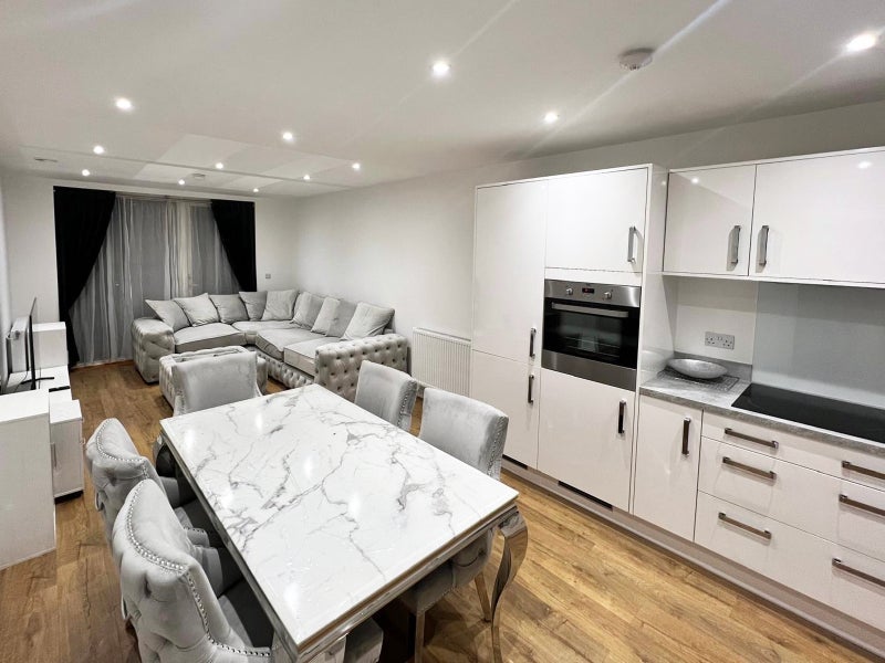 Room Mahindra Way in Greater London