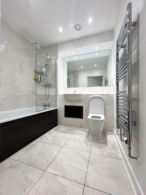 Room Mahindra Way in Greater London