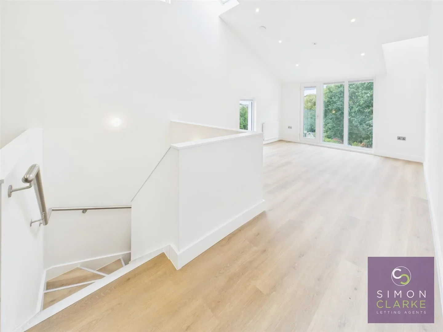 Flat Weirdale Avenue in Greater London