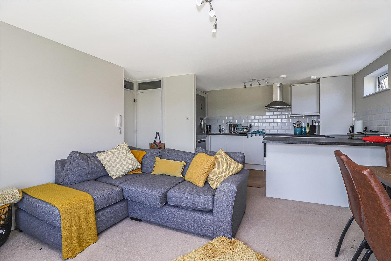Flat Oakleigh Road North in Greater London