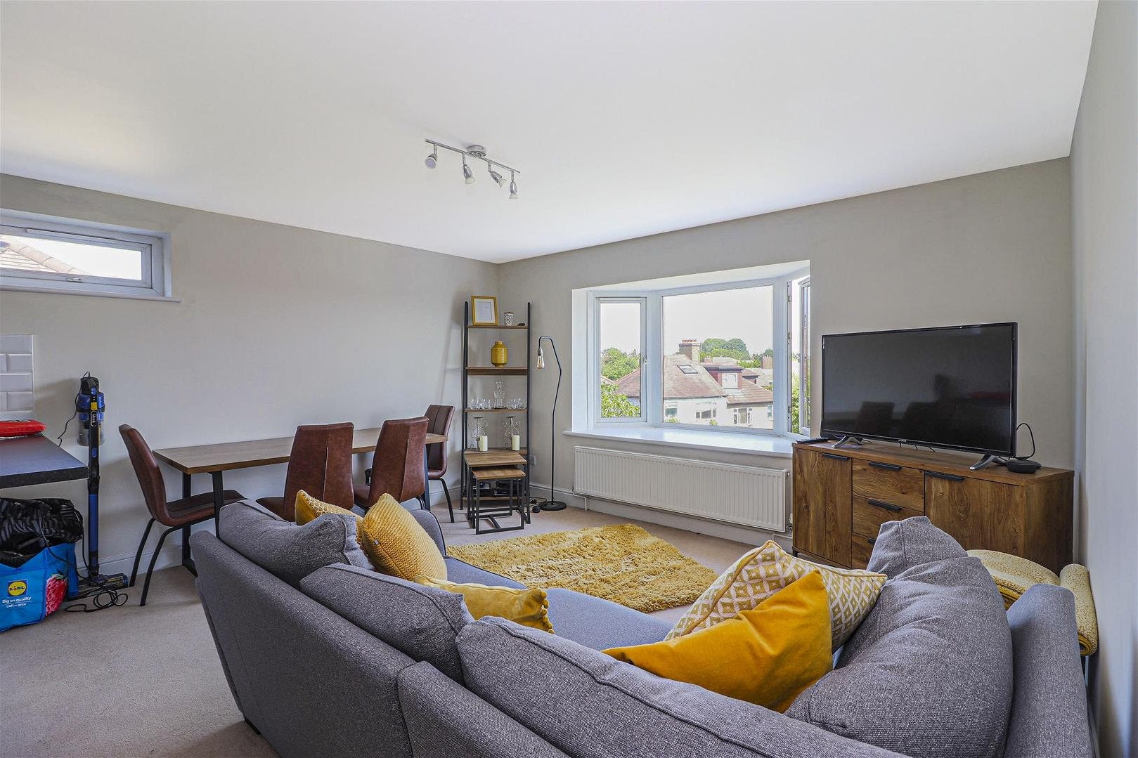 Flat Oakleigh Road North in Greater London