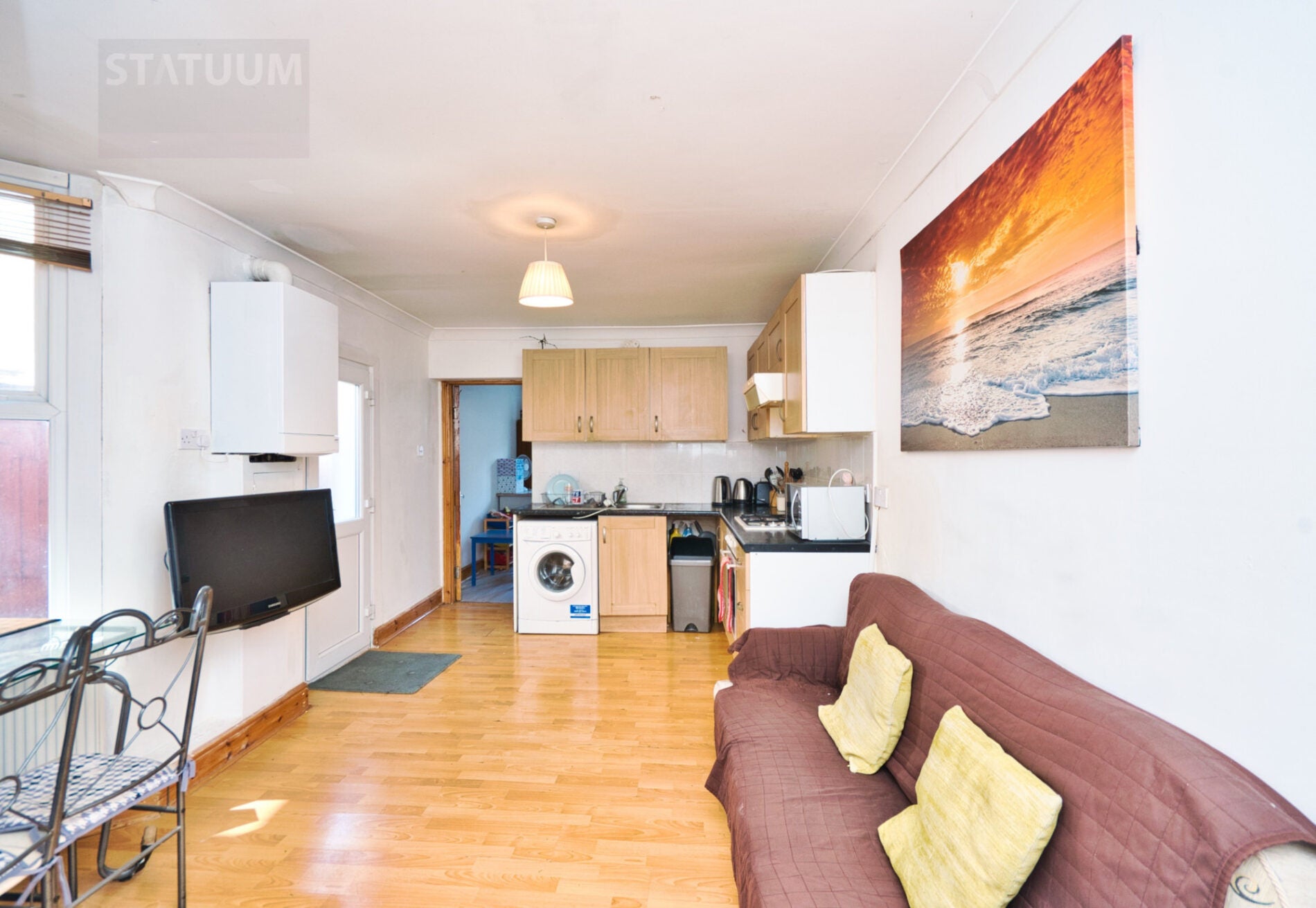Flat Buckland Road in Greater London