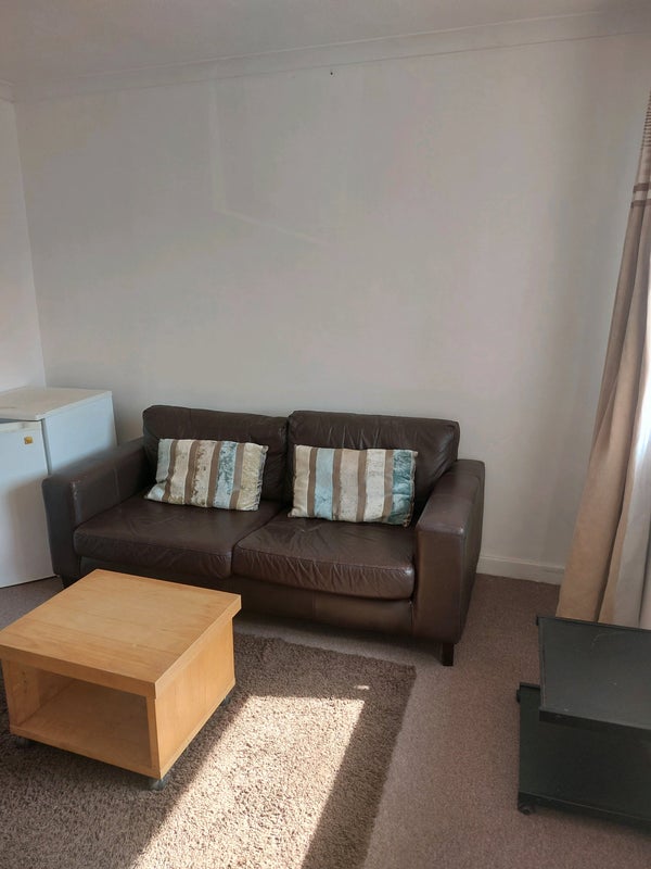 Room Avondale Road in Greater London