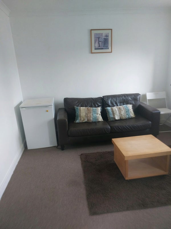 Room Avondale Road in Greater London