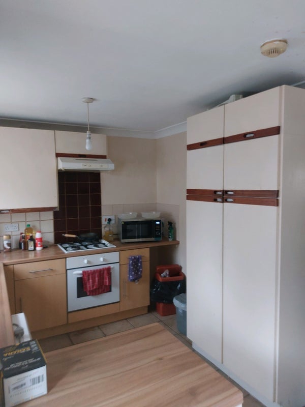 Room Avondale Road in Greater London