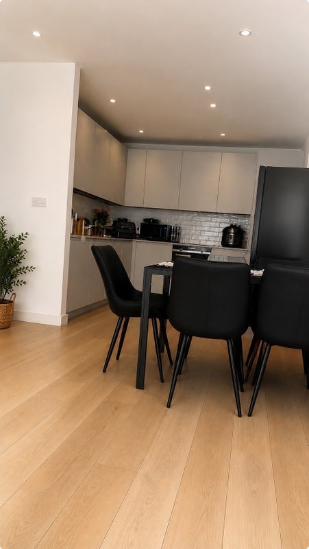 Room Royal Crest Avenue in Greater London