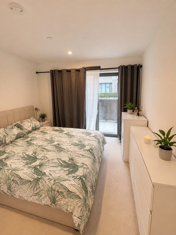 Room Royal Crest Avenue in Greater London