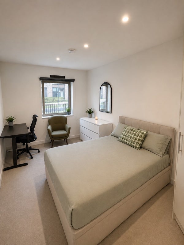 Room Royal Crest Avenue in Greater London