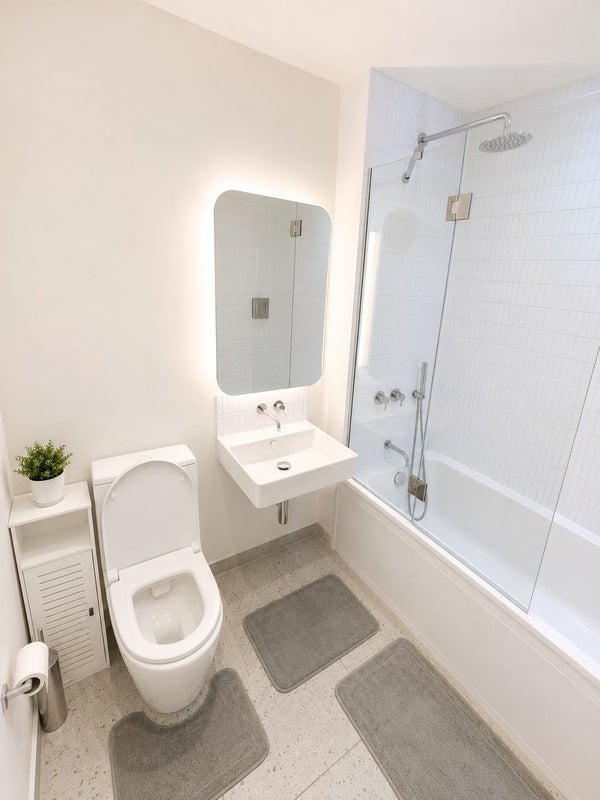 Room Royal Crest Avenue in Greater London