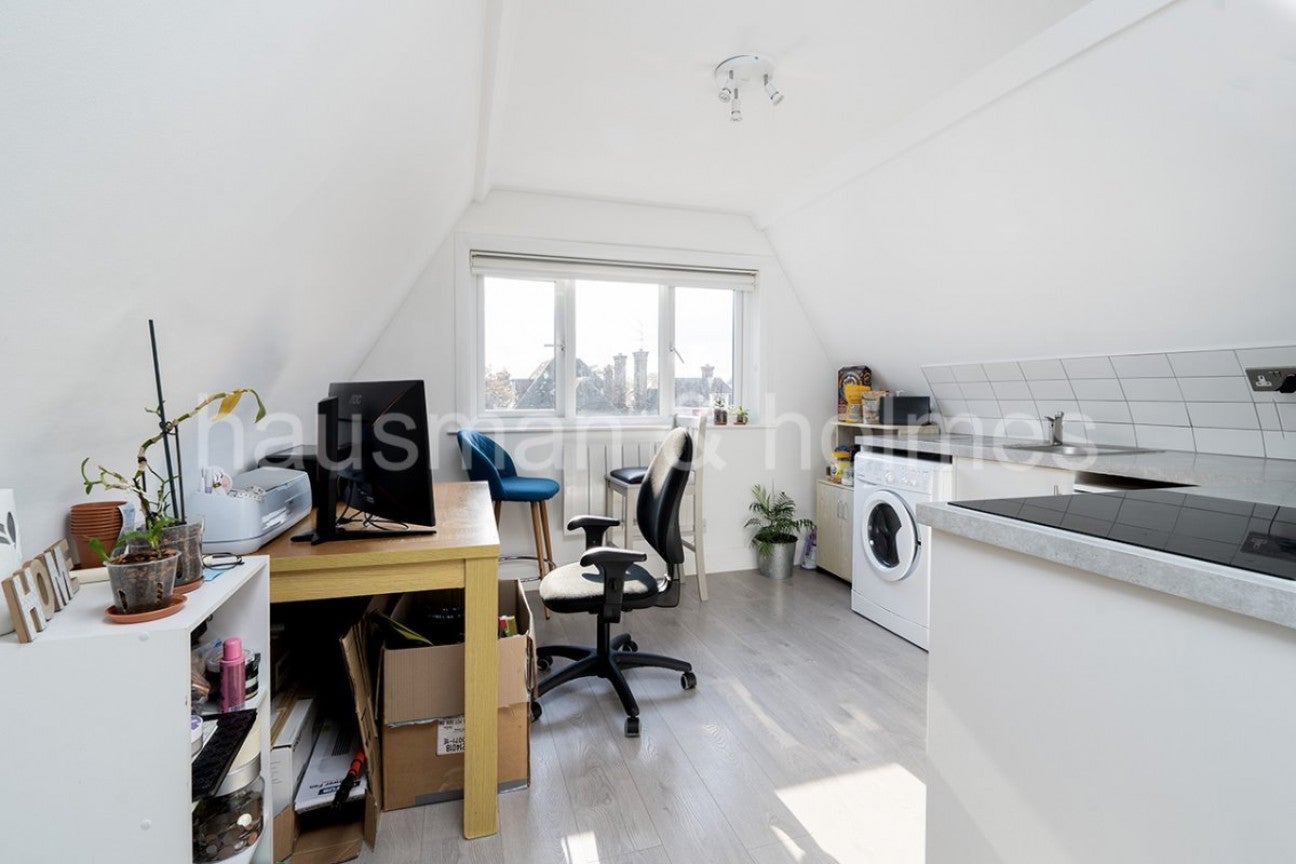 Flat Golderslea in Greater London