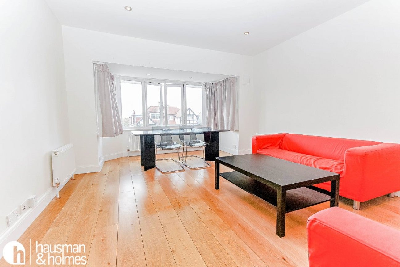 Flat Finchley Road in Greater London