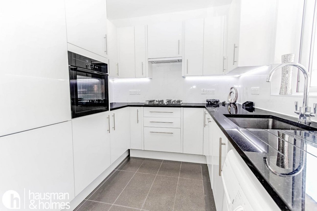 Flat Finchley Road in Greater London