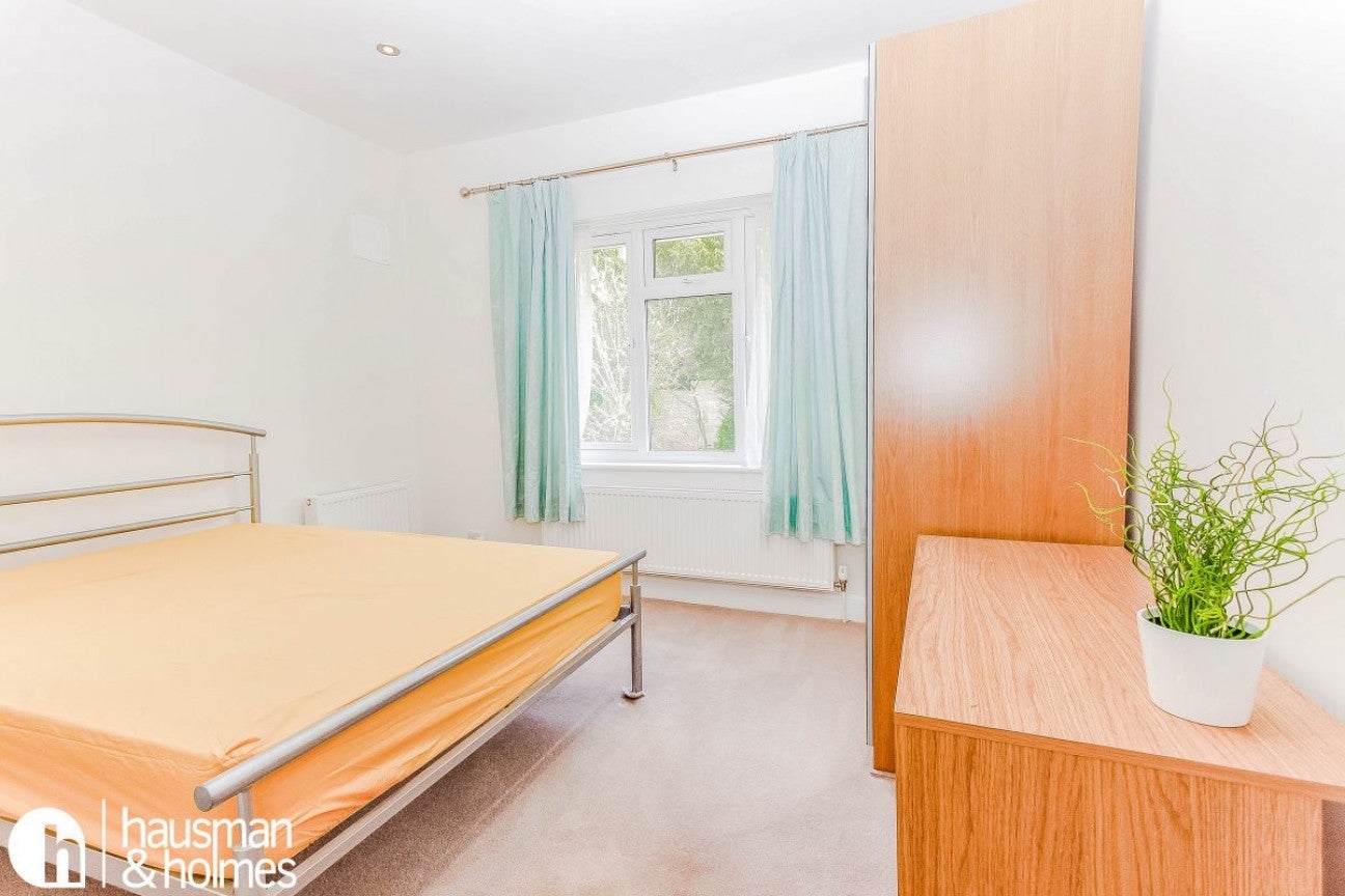 Flat Finchley Road in Greater London