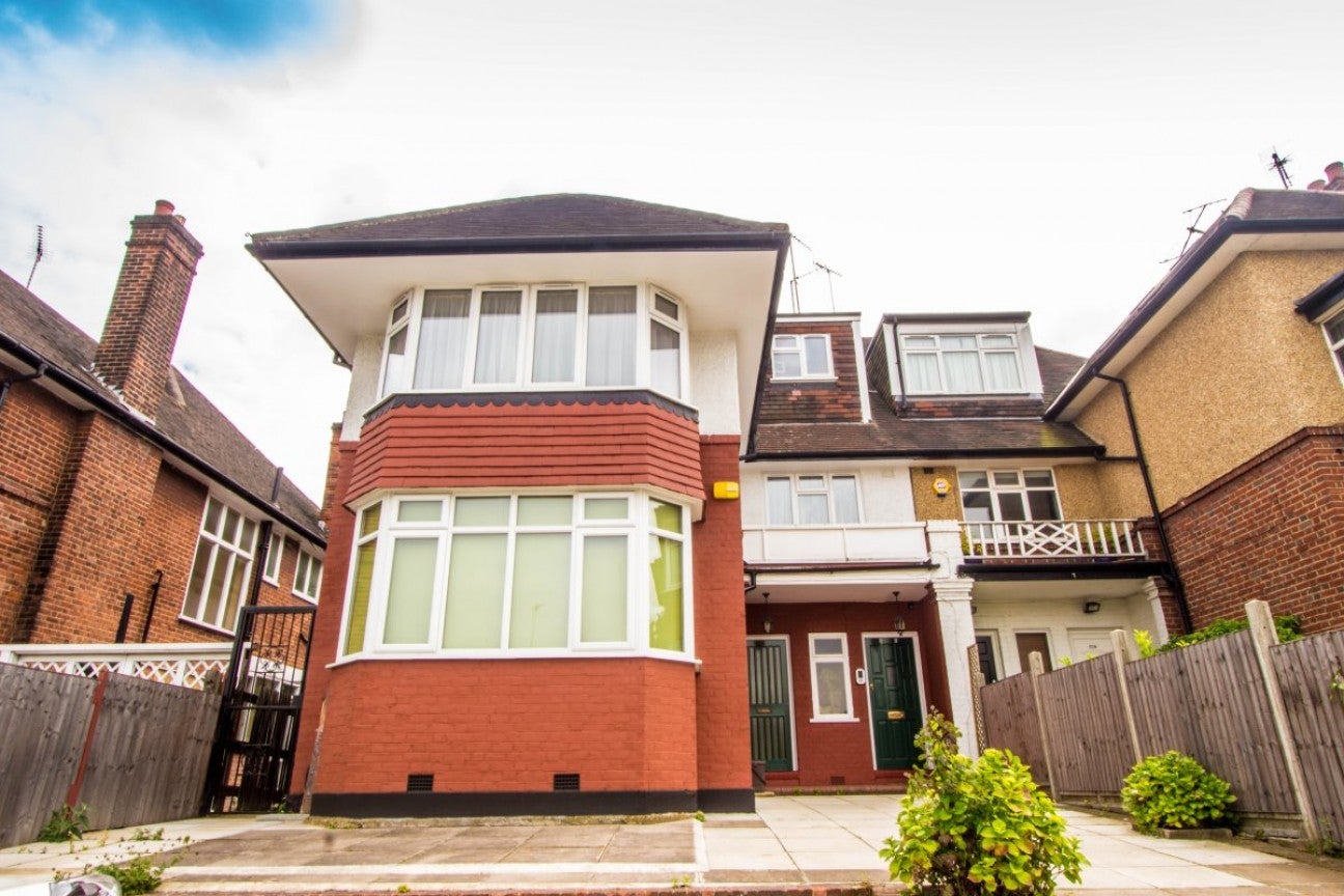 Flat Finchley Road in Greater London