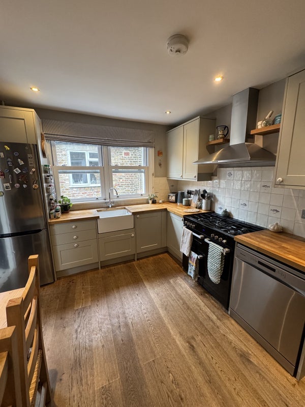 Room Smallwood Road in Greater London