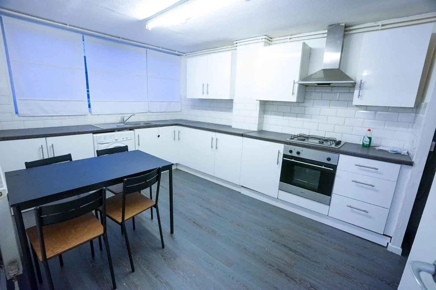 Room West Green Road in Greater London