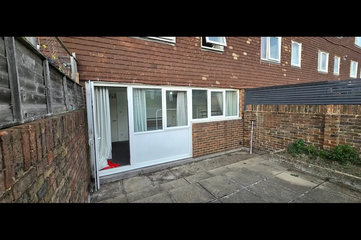 Room West Green Road in Greater London