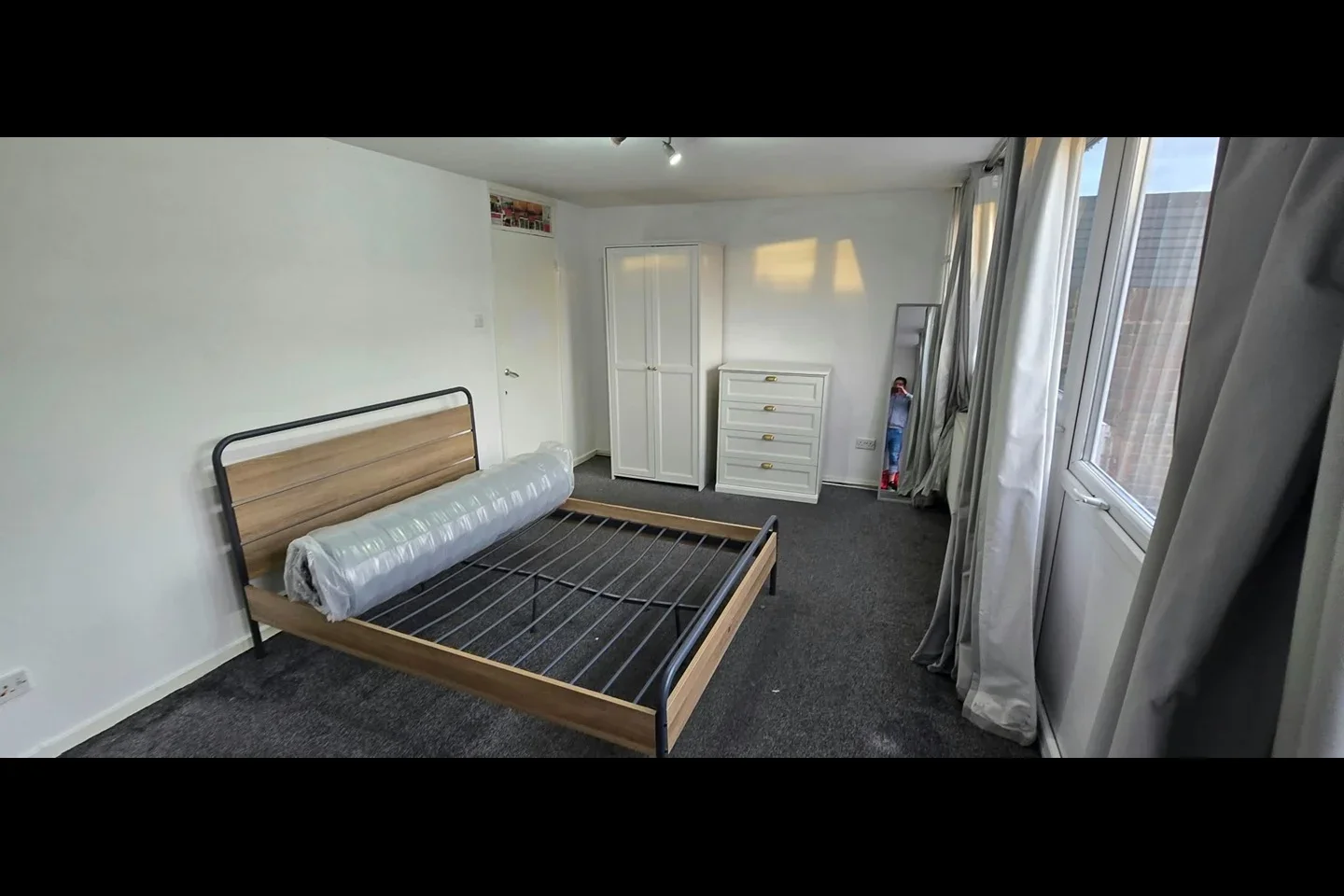Room West Green Road in Greater London