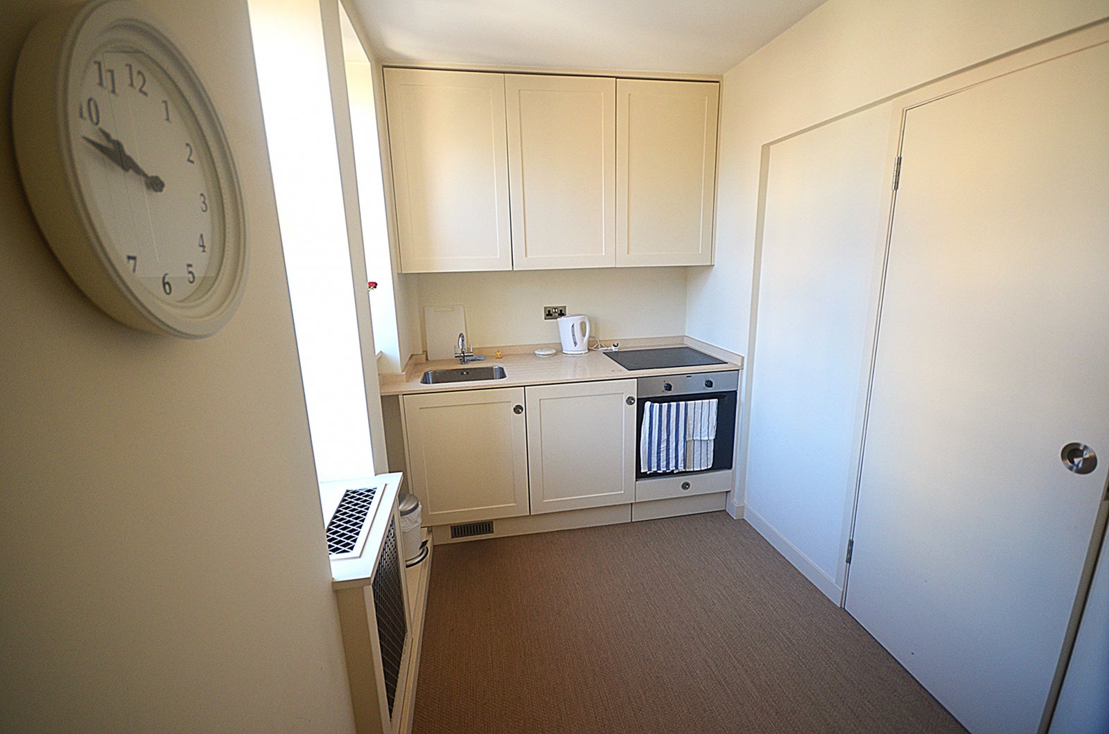 Flat Spring Street in City of Westminster
