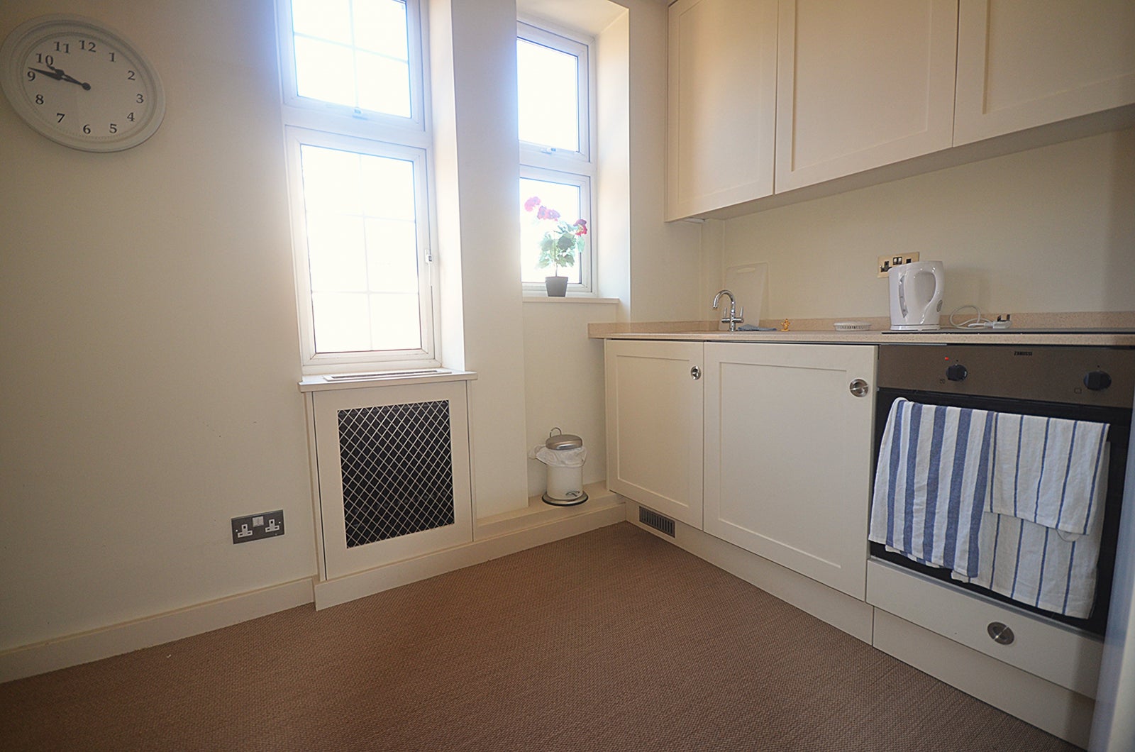Flat Spring Street in City of Westminster