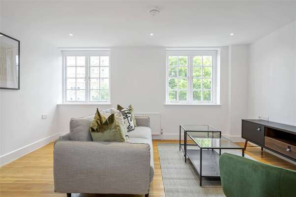 Flat Pickard Street in Greater London