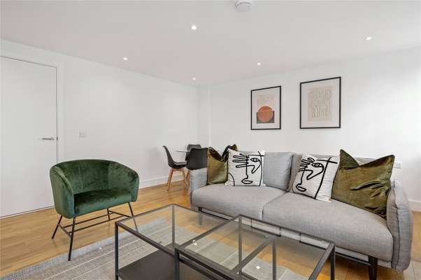 Flat Pickard Street in Greater London