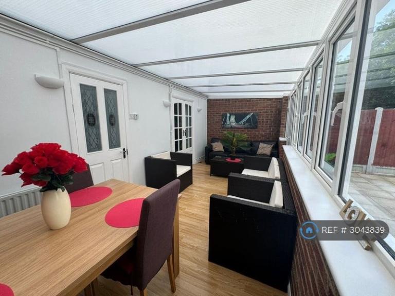 Room Corran Way in South Ockendon