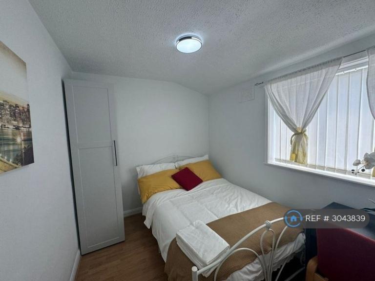 Room Corran Way in South Ockendon