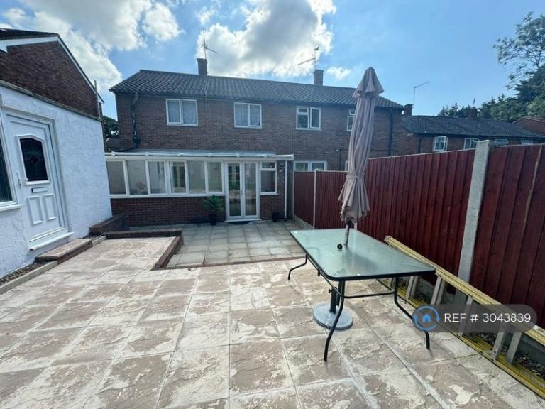 Room Corran Way in South Ockendon