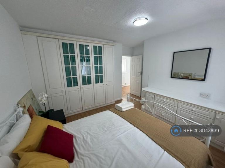 Room Corran Way in South Ockendon