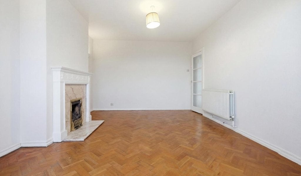 Flat Hermon Hill in Greater London