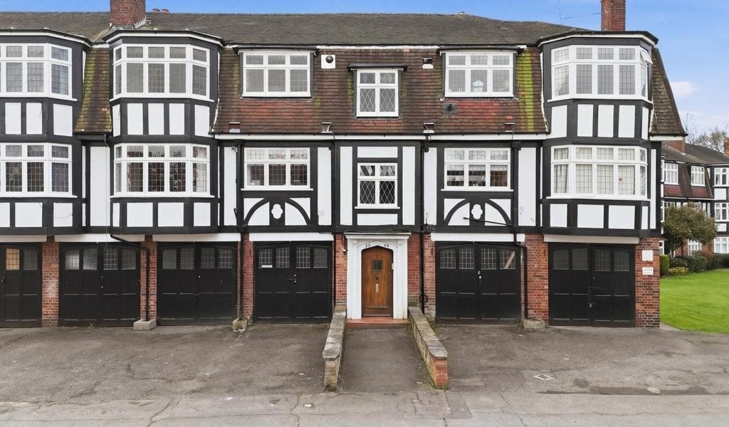 Flat Hermon Hill in Greater London
