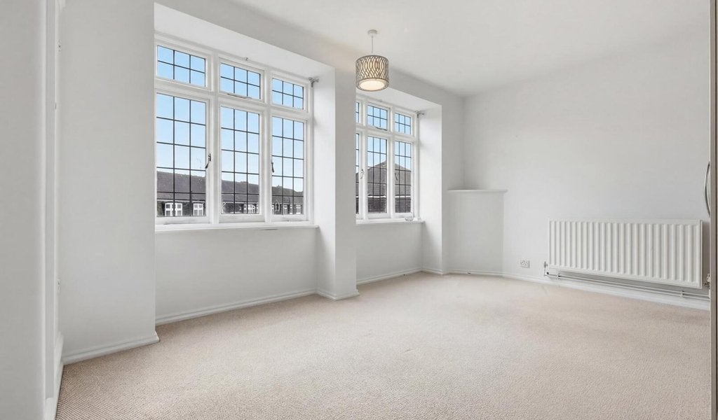 Flat Hermon Hill in Greater London