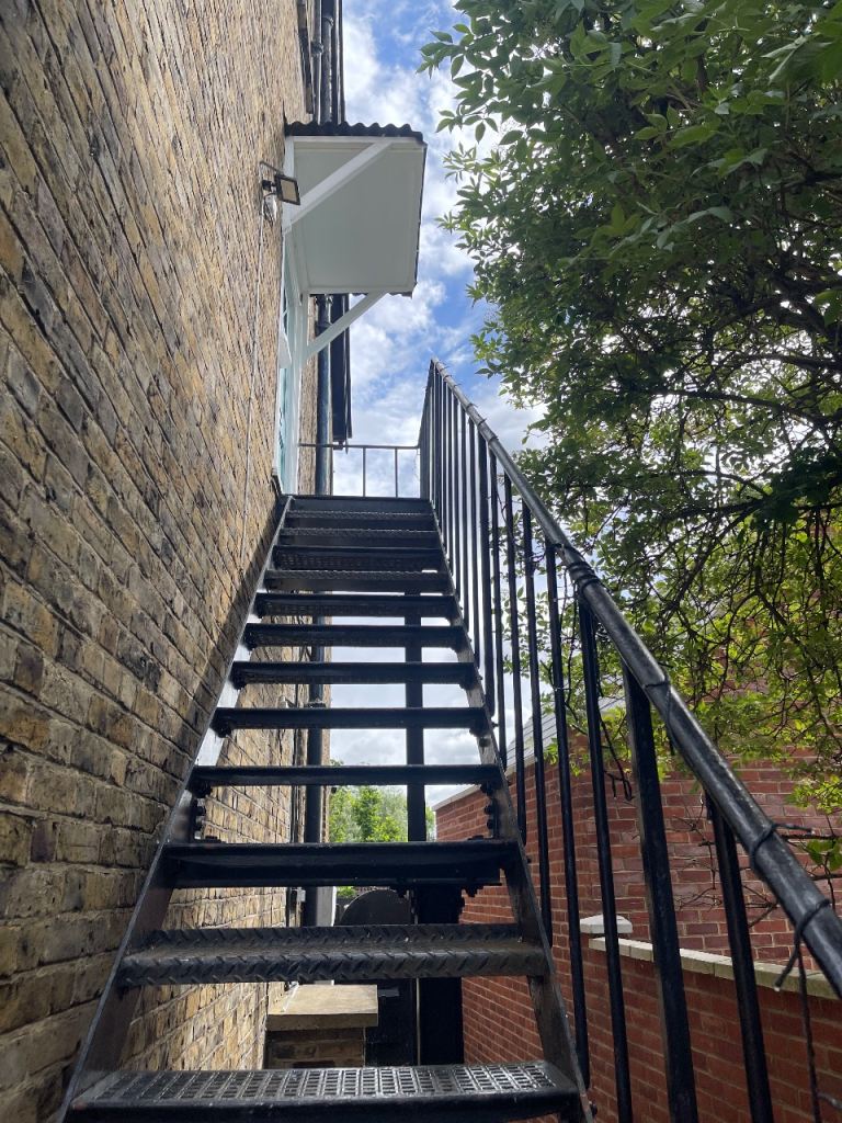 Flat Mount Pleasant Road in Greater London