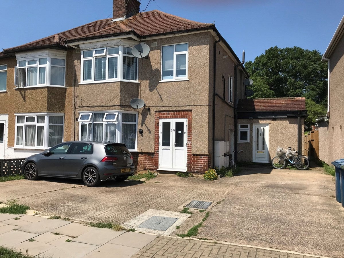 Flat Kenton Road in Greater London