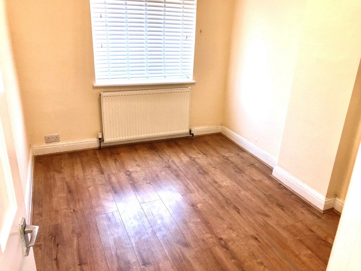 Flat Kenton Road in Greater London