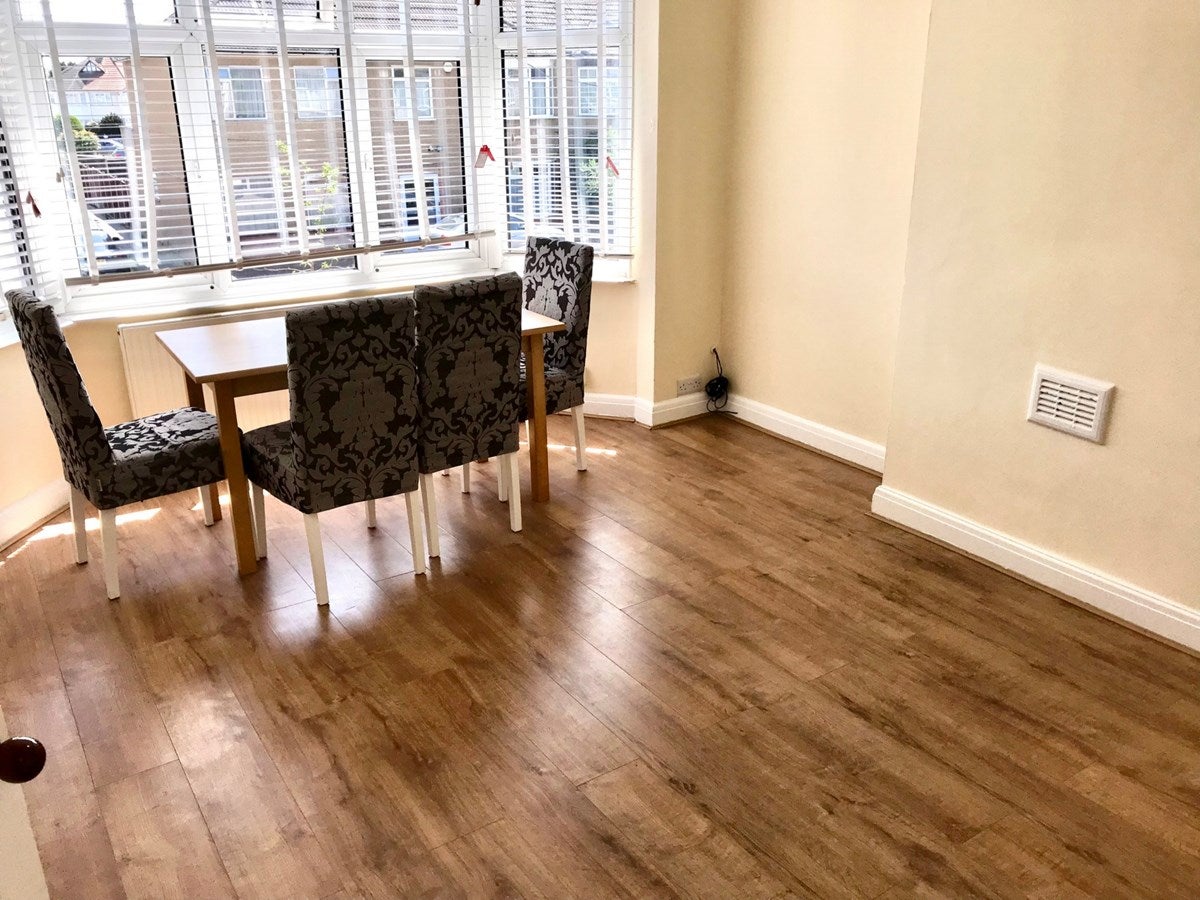 Flat Kenton Road in Greater London
