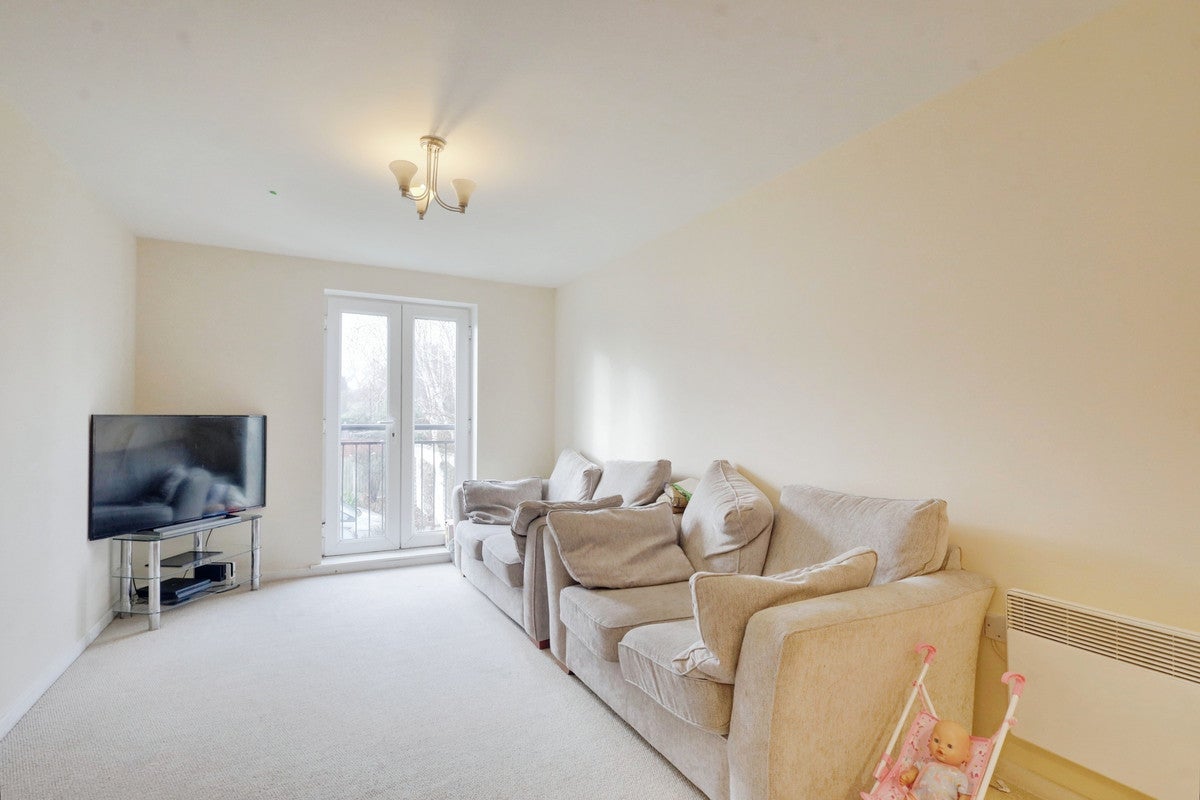 Flat Tintern Avenue in Southend-on-Sea