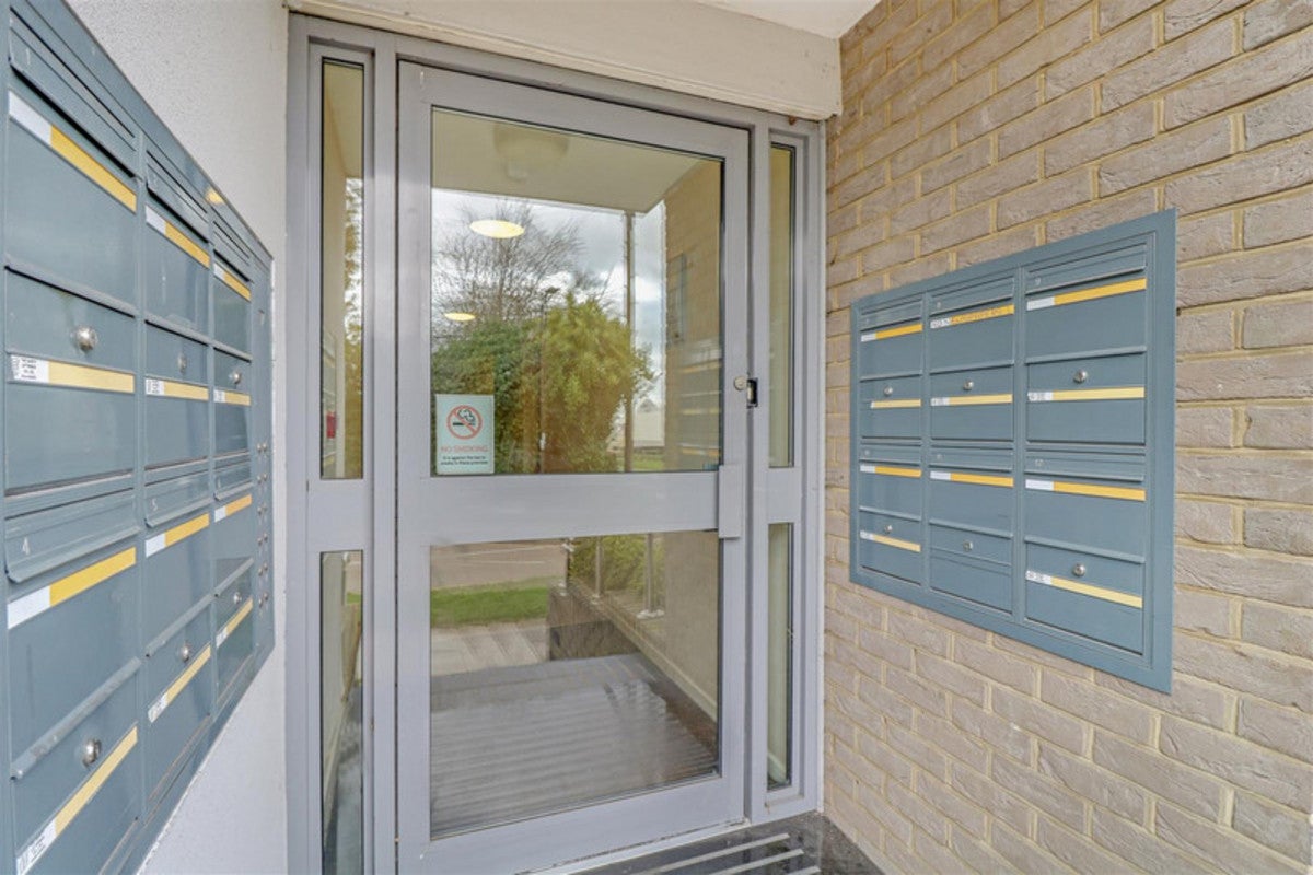 Flat Tintern Avenue in Southend-on-Sea