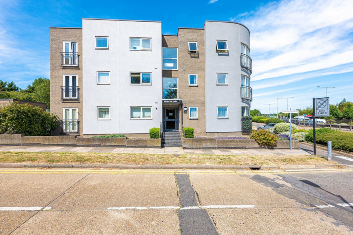 Flat Tintern Avenue in Southend-on-Sea