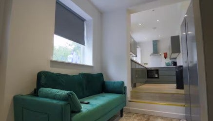 Room Nether Hall Avenue in Kirklees