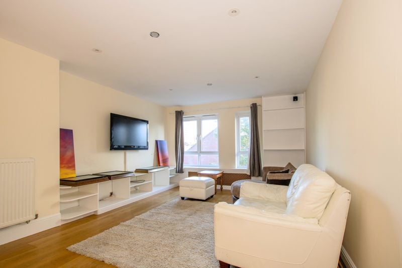 Flat Denmead Road in Greater London