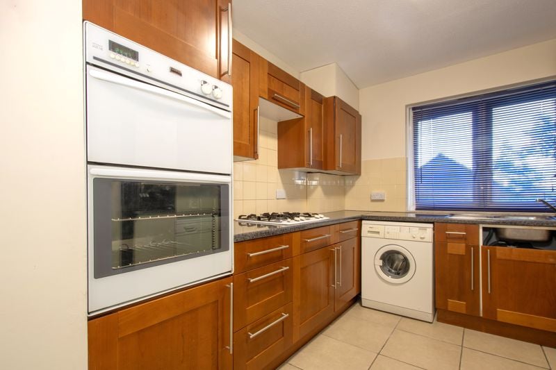 Flat Denmead Road in Greater London