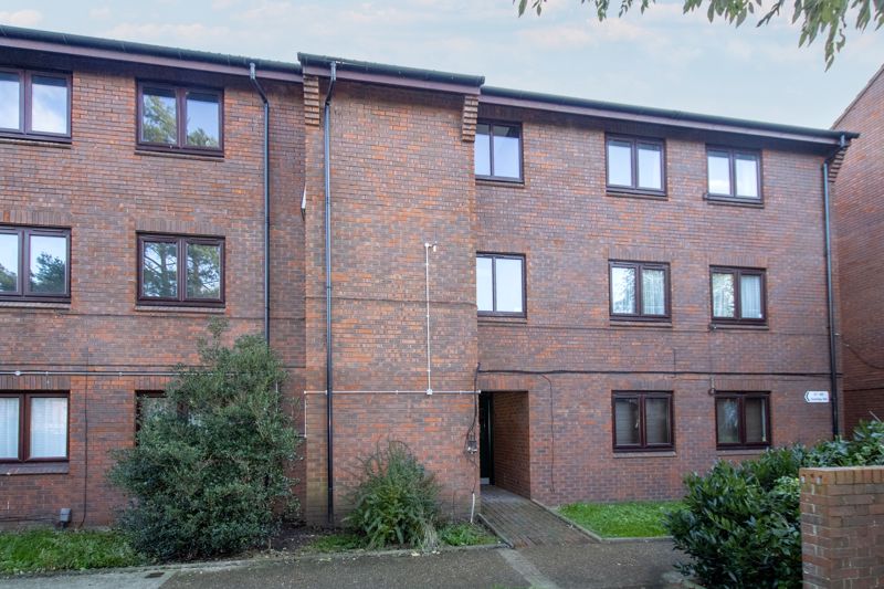 Flat Denmead Road in Greater London