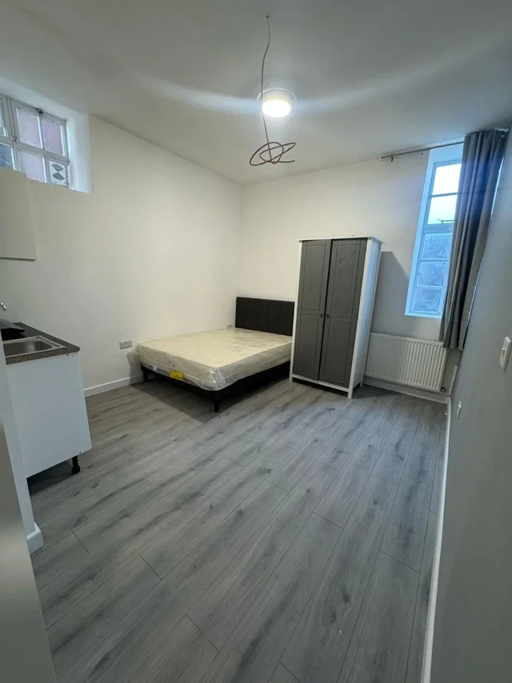 Flat Whitchurch Lane in Greater London