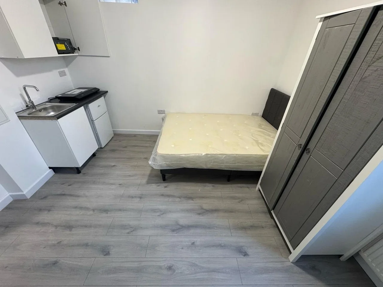 Flat Whitchurch Lane in Greater London