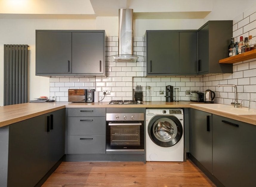 Flat Morris Road in Greater London